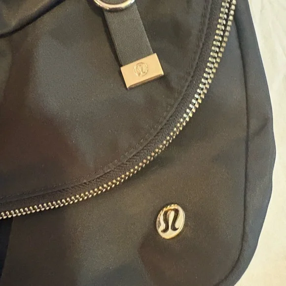Lululemon Athletica Black Crossbody Bag 5L with Adjustable Strap - Picture 2 of 3